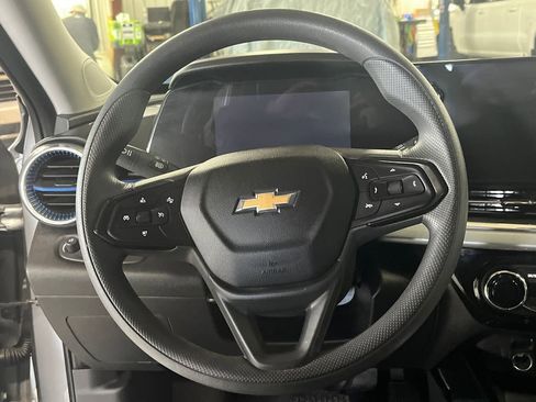 Used 2025 Chevrolet Trax LT FWD image 15