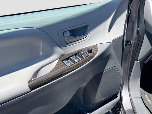 Used 2020 Toyota Sienna XLE FWD image 17