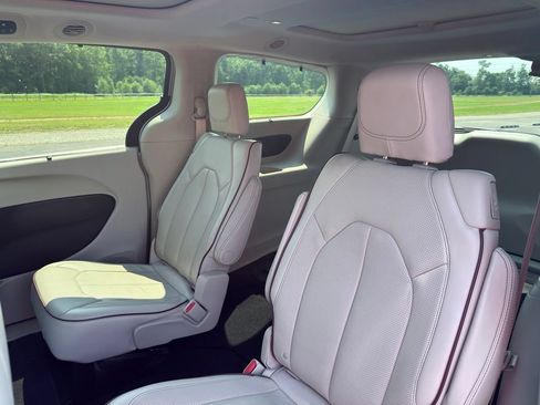 Used 2017 Chrysler Pacifica Limited w/ Advanced Safetytec Group FWD image 8