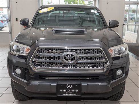 Used 2017 Toyota Tacoma TRD Sport AWD/4WD image 4
