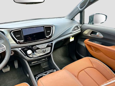New 2026 Chrysler Pacifica Pinnacle w/ Trailer Tow Group AWD/4WD image 25