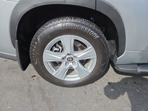 Used 2022 Toyota Highlander LE image 23