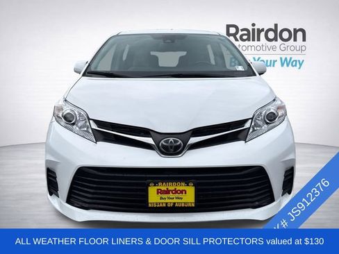Used 2018 Toyota Sienna LE image 2