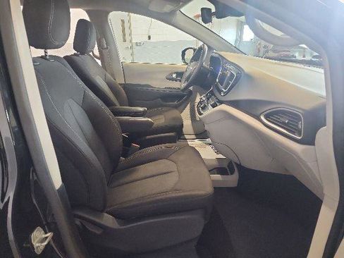 Used 2023 Chrysler Voyager LX FWD image 17