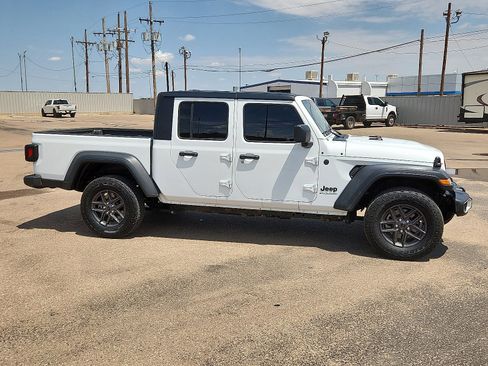 Used 2025 Jeep Gladiator Sport image 5