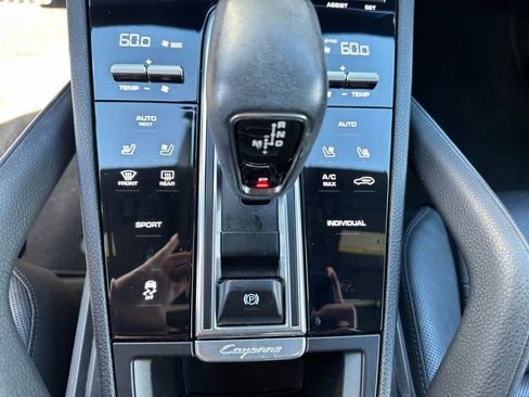 Used 2022 Porsche Cayenne Platinum Edition image 26