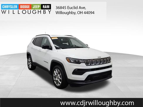 Certified 2022 Jeep Compass Latitude w/ Sun and Sound Group AWD/4WD image 3