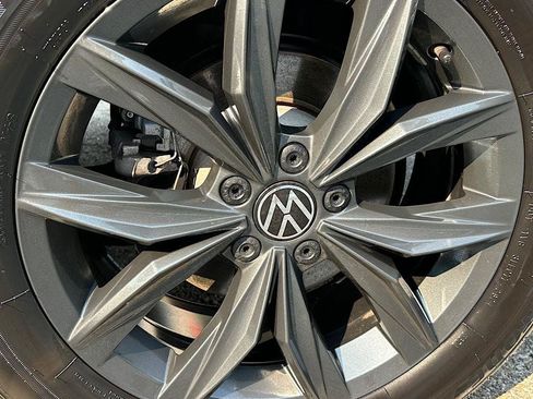 Used 2024 Volkswagen Tiguan SE AWD/4WD image 26
