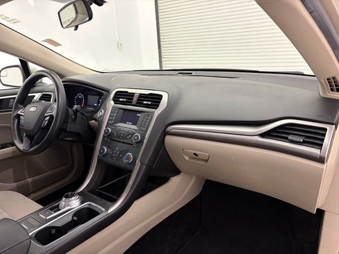 Used 2018 Ford Fusion SE FWD image 34