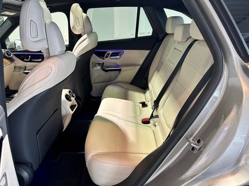 Used 2024 Mercedes-Benz GLC 300 4MATIC image 30
