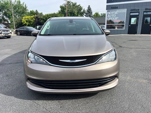 Used 2017 Chrysler Pacifica Touring FWD image 2