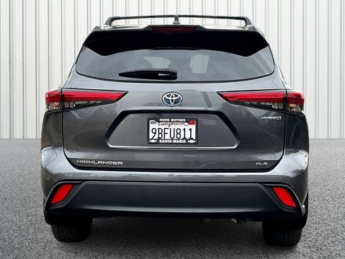 Used 2022 Toyota Highlander XLE AWD/4WD image 4