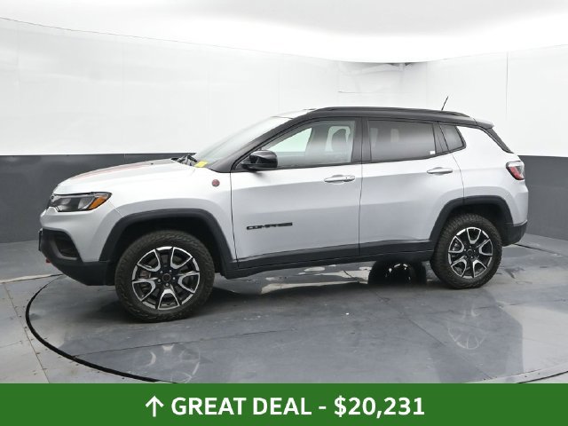 Used 2025 Jeep Compass Trailhawk AWD/4WD image 9