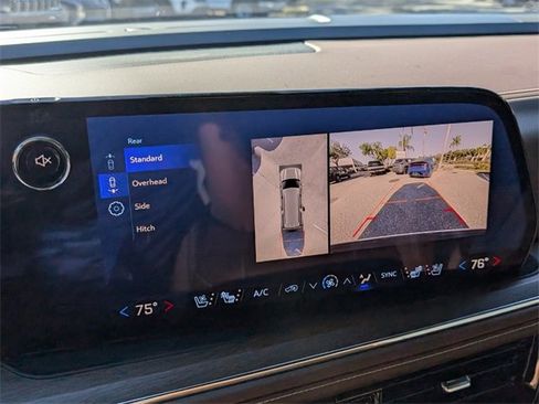 Used 2025 Chevrolet Suburban High Country image 23