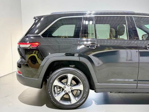 Used 2022 Jeep Grand Cherokee Limited 4xe w/ Luxury Tech Group II AWD/4WD image 13