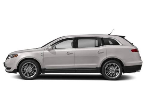 Used 2019 Lincoln MKT AWD image 3