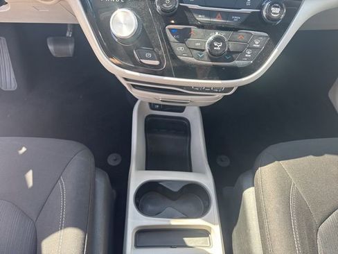 Used 2022 Chrysler Voyager LX FWD image 13