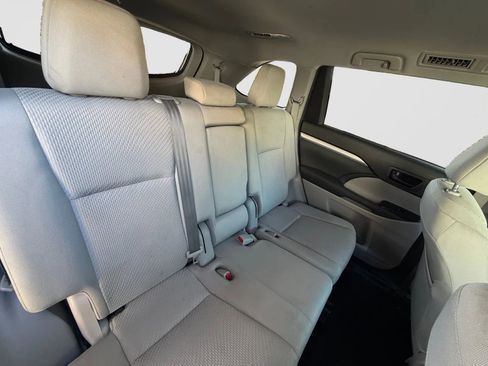 Used 2018 Toyota Highlander LE AWD/4WD image 19
