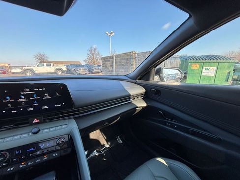 Used 2025 Hyundai Elantra Limited image 36