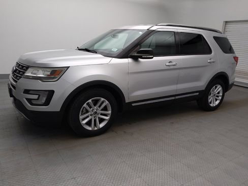 Used 2017 Ford Explorer XLT w/ Equipment Group 201A FWD image 2