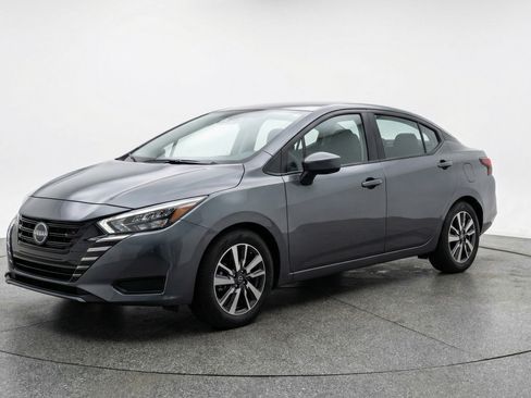 Used 2025 Nissan Versa SV image 3
