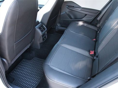 Certified 2025 Volkswagen Taos SE image 18