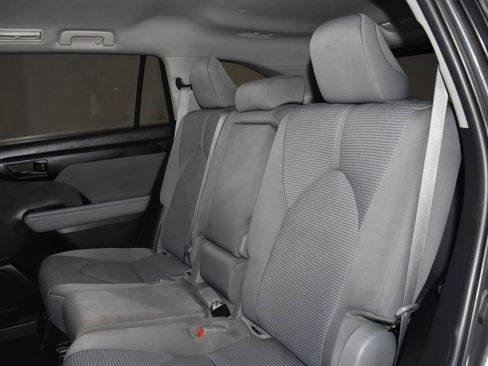 Used 2022 Toyota Highlander LE image 27