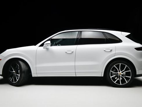 Used 2019 Porsche Cayenne Turbo w/ Premium Plus Package image 24