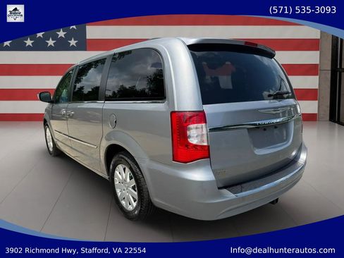 Used 2016 Chrysler Town & Country Touring FWD image 7