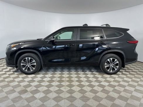 Used 2023 Toyota Highlander XLE AWD/4WD image 4