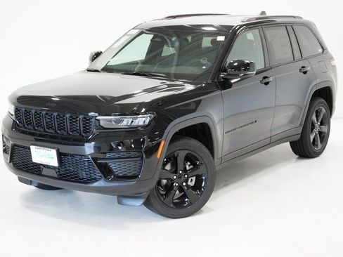 Used 2024 Jeep Grand Cherokee Altitude image 2