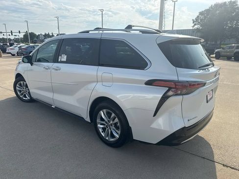 Used 2025 Toyota Sienna Limited AWD/4WD image 5