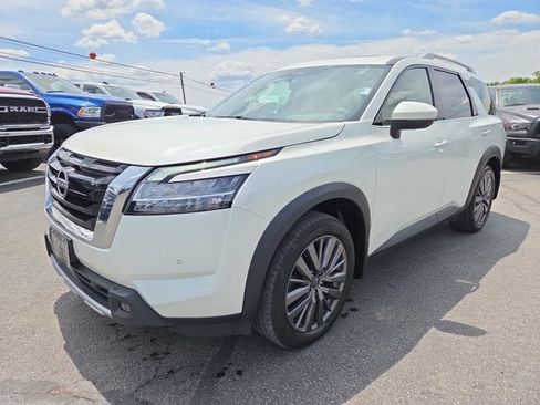 Used 2023 Nissan Pathfinder SL AWD/4WD image 2