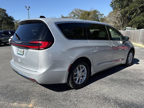 Used 2024 Chrysler Pacifica Touring-L image 5