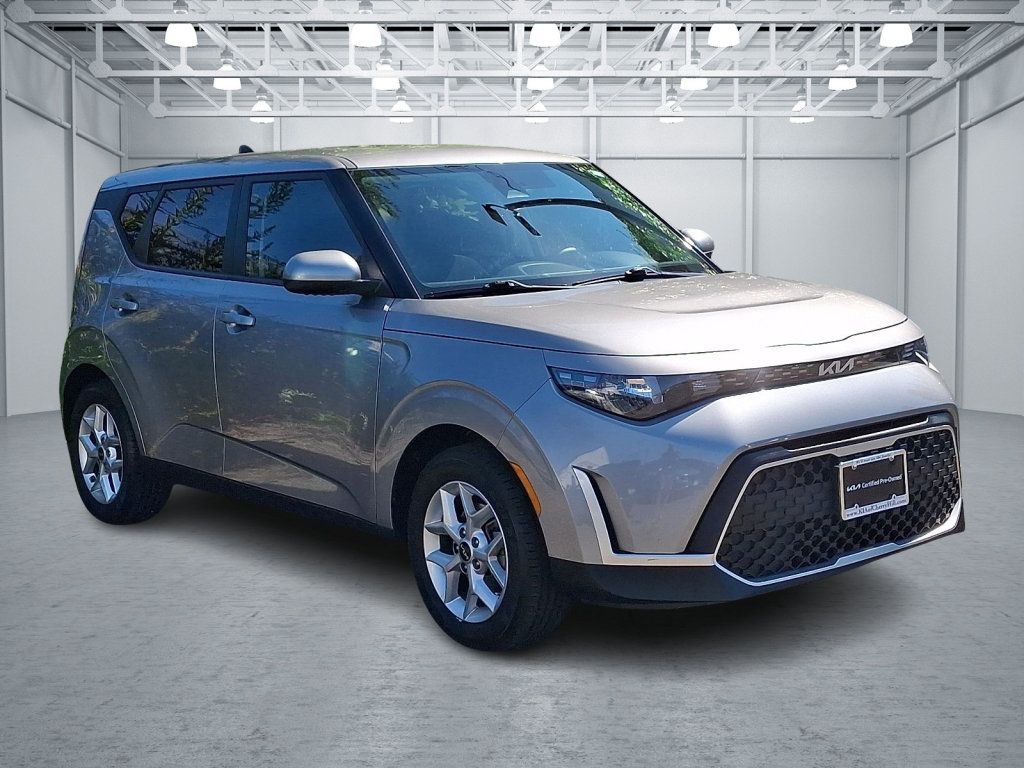 Used 2024 Kia Soul LX w/ Option Group 015 FWD image 3