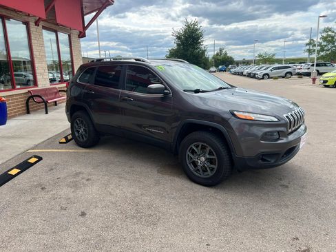Used 2017 Jeep Cherokee Latitude w/ Cold Weather Group AWD/4WD image 3