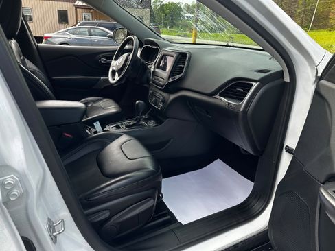 Used 2019 Jeep Cherokee Latitude Plus w/ Cold Weather Group AWD/4WD image 6