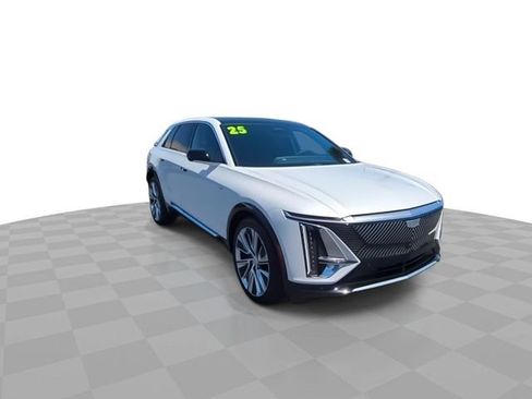 Used 2025 Cadillac Lyriq Luxury w/ LPO, Floor Liner Package AWD/4WD image 3