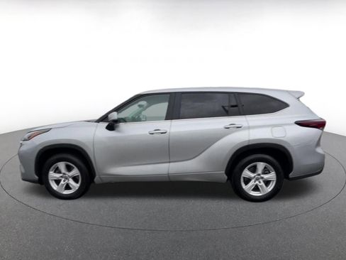 Used 2025 Toyota Highlander LE image 9