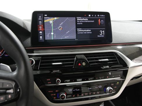 Certified 2022 BMW 530i xDrive w/ Convenience Package image 9