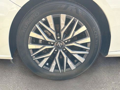 Used 2025 Nissan Altima 2.5 SV FWD image 39