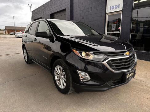 Used 2020 Chevrolet Equinox LS w/ LS Convenience Package FWD image 2