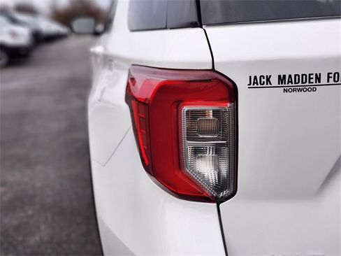 Certified 2022 Ford Explorer XLT w/ Equipment Group 202A image 9