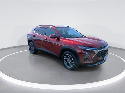 Used 2025 Chevrolet Trax LT w/ LT Convenience Package image 2