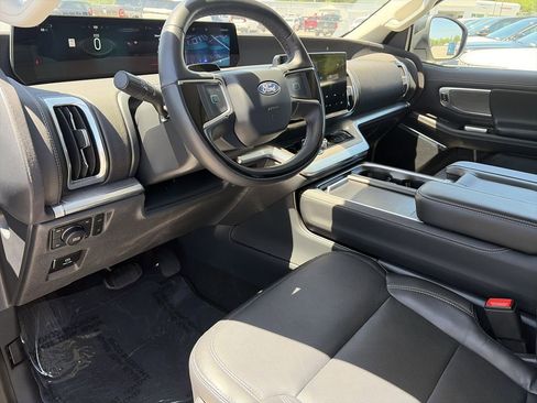 Used 2025 Ford Expedition Platinum AWD/4WD image 10