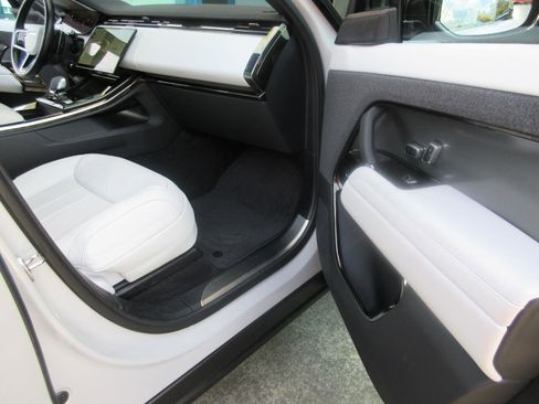 Used 2024 Land Rover Range Rover Sport SE image 20