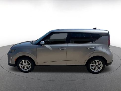 Used 2025 Kia Soul LX w/ LX Technology Package FWD image 9