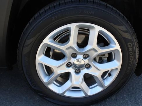 Used 2015 Jeep Renegade Latitude FWD image 12