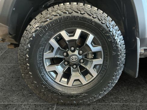 Certified 2019 Toyota Tacoma TRD Off-Road AWD/4WD image 14