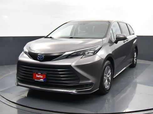 Used 2024 Toyota Sienna LE image 4